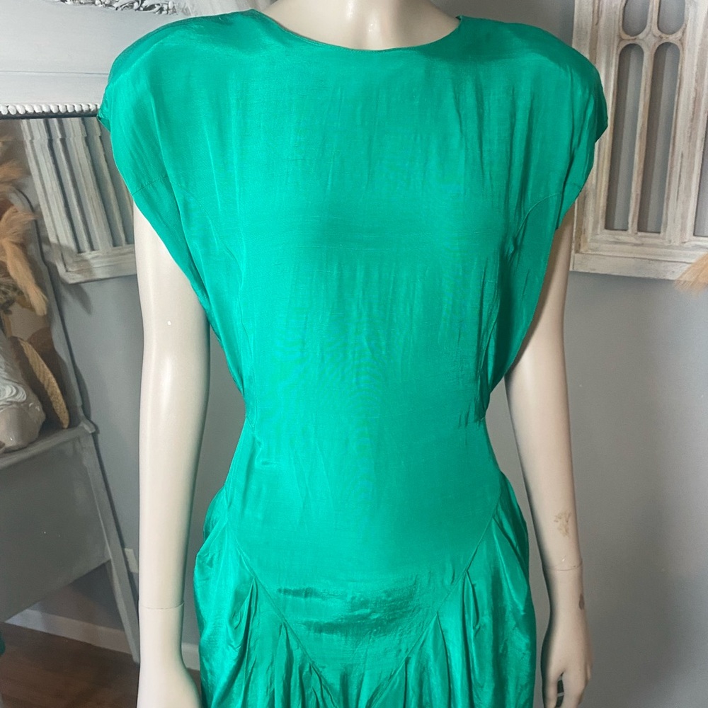 Iconic 80s vintage with asymmetric details and open back jade green - Picture 7 of 10